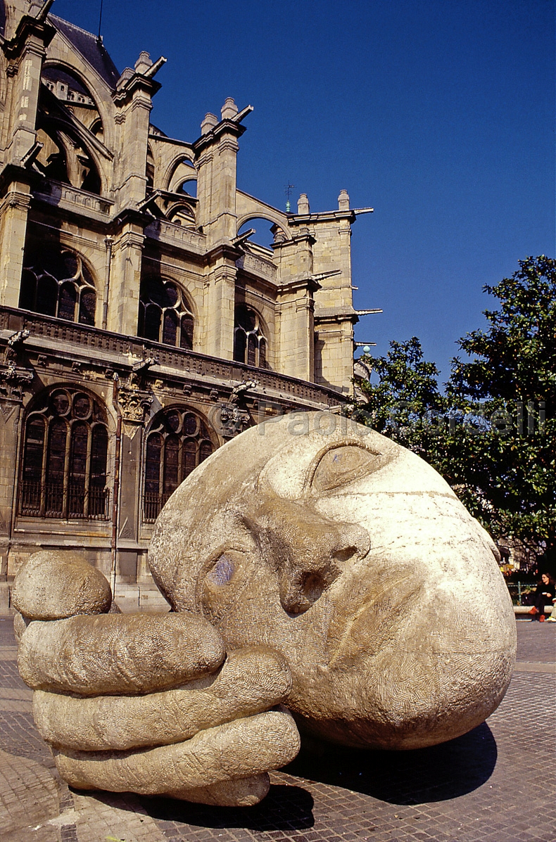 L'Ecoute Sculpture in front of St Eustache Church, Paris, France
 (cod:Paris 28)